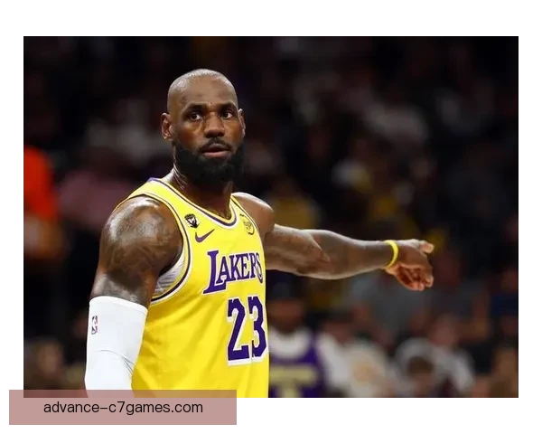 詹姆斯关键时刻发力助球队逆转对手赢得重要胜利